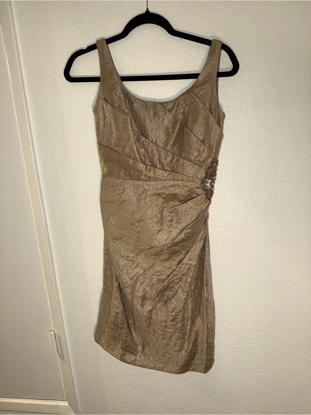 Jessica Howard Metallic Gold Sleeveless Midi Dress with Brooch Accent